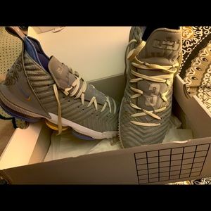 Men’s Nike sneakers Lebron James